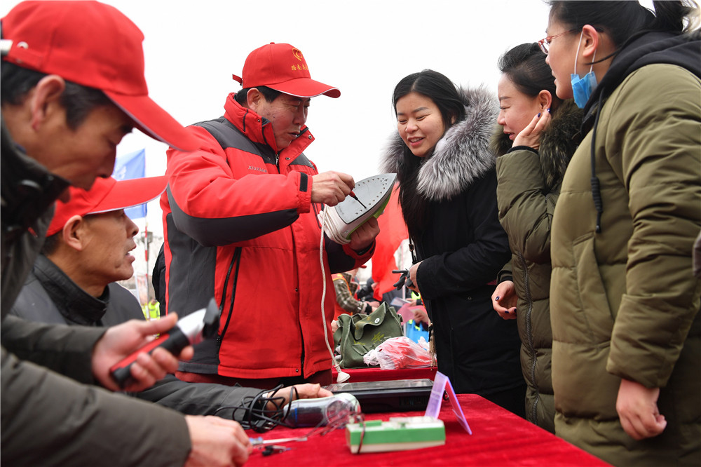 3月4日，河北唐山服務行業的志願者為群眾免費修理電器。新華社發（董軍 攝）