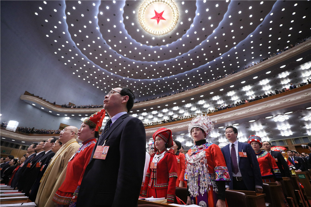 第十三屆全國人民代表大會第一次會議在北京人民大會堂開幕。這是代表們在唱國歌。新華社記者 劉衛兵 攝