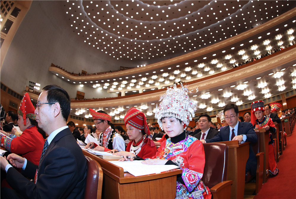第十三屆全國人民代表大會第一次會議在北京人民大會堂開幕。這是代表們在認真聽會。新華社記者 李剛 攝