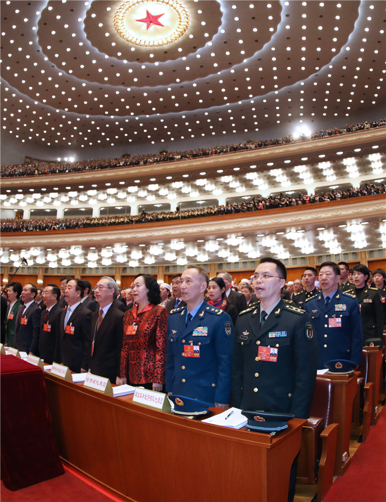 第十三屆全國人民代表大會第一次會議在北京人民大會堂開幕。這是全國人大代表高唱國歌。新華社記者 李剛 攝