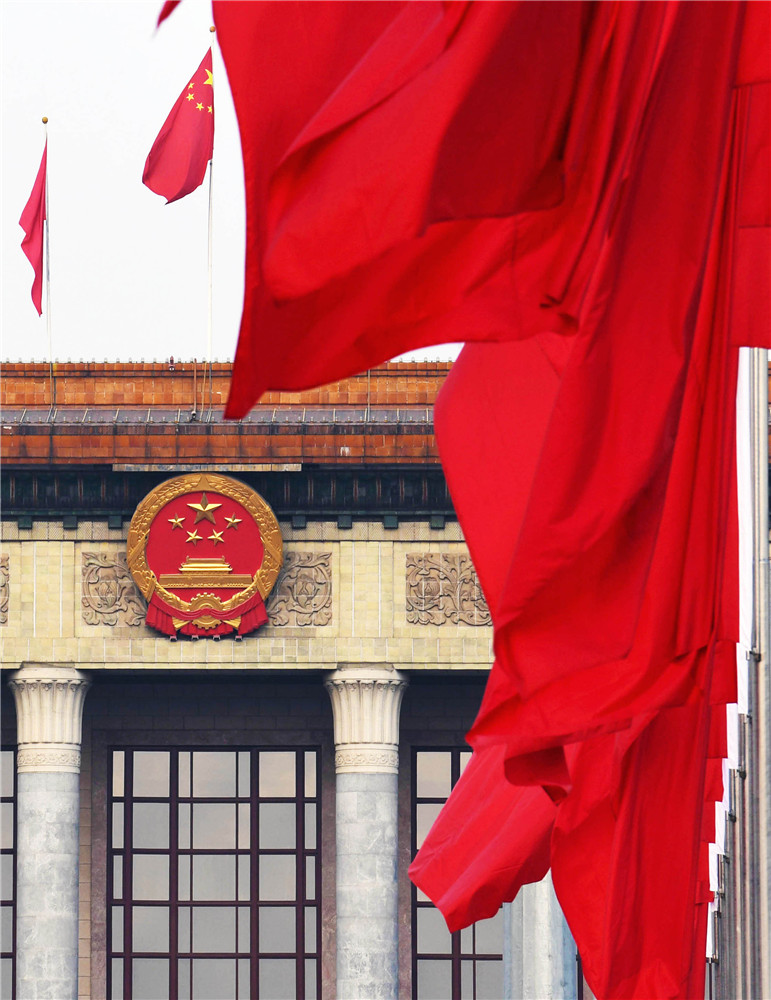 第十三屆全國人民代表大會第一次會議在北京人民大會堂開幕。這是天安門廣場上紅旗飄揚。新華社記者 楊宗友 攝
