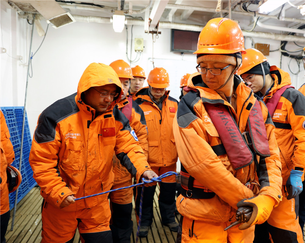 科考队员在舯部甲板布放CTD（海水温盐深剖面仪）采水作业前进行系安全绳培训（3月2日摄）。