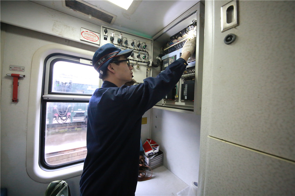 2018年3月5日，重慶車輛段重慶北運用車間廁所革命整治小組成員孫涌檢查K1078次列車集便器的電路綜合控制櫃。