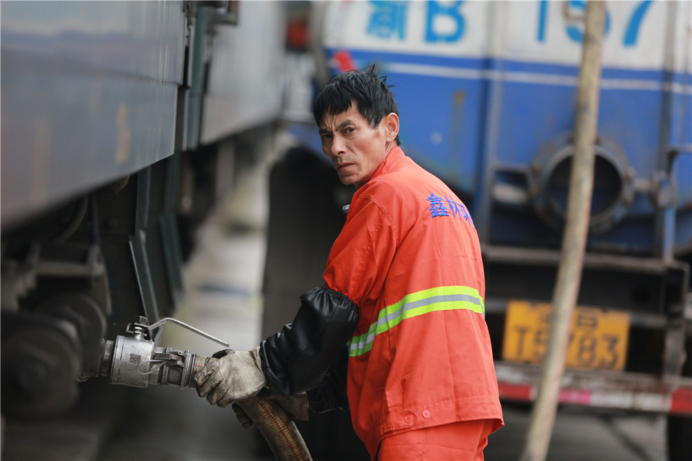 2018年3月5日，重慶車輛段重慶北運用車間整備工對K1078次的集便器進行吸污作業。