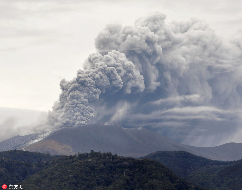 日本新燃岳火山七年来首次喷发