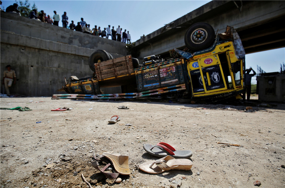 印度卡车坠桥致26人丧生