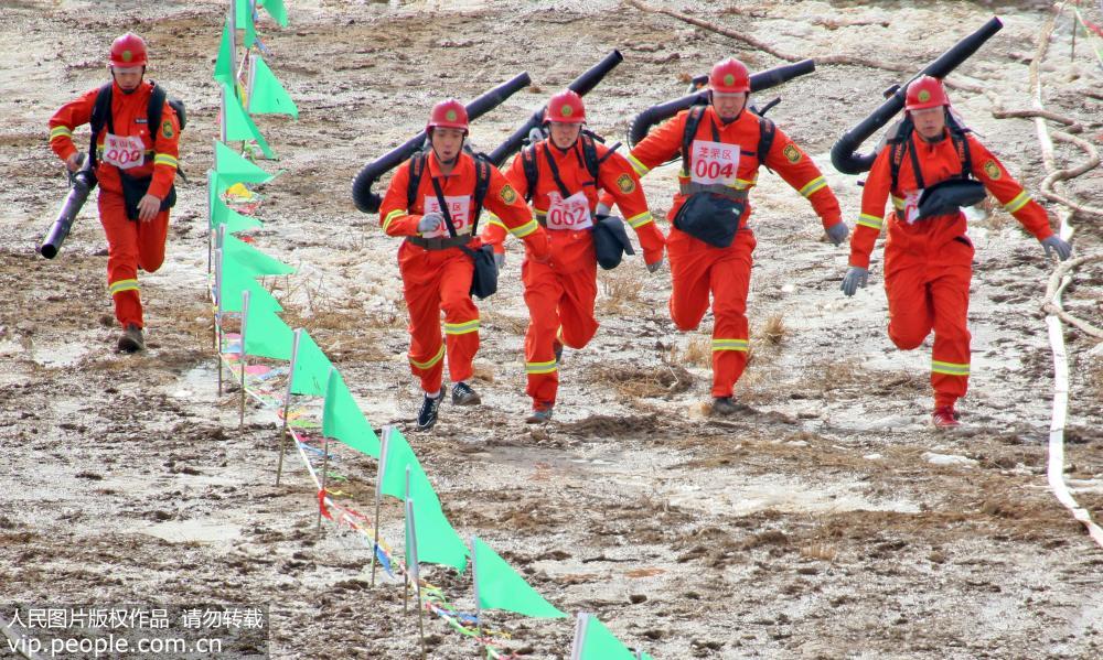 3月6日，參演消防員進行全裝備負重越野。