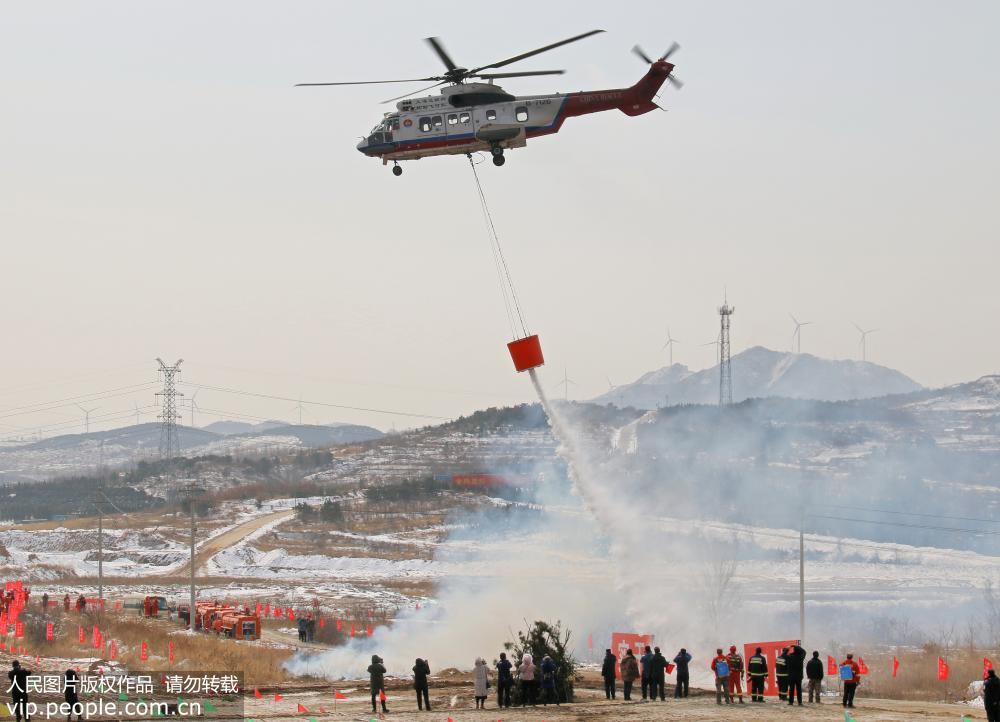 3月6日，一架EC-225型直升機對火頭進行吊桶滅火壓制。