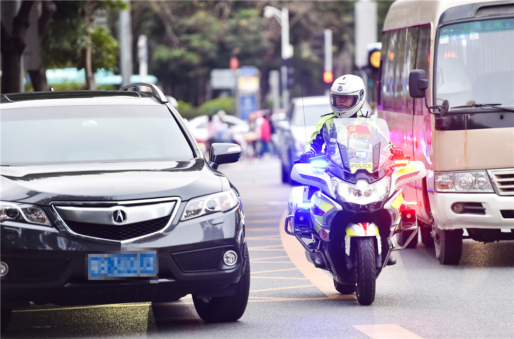 3月7日，深圳交警铁骑中队副中队长时春霞在巡逻时发现占用公交车道停驻的车辆，准备劝离。
