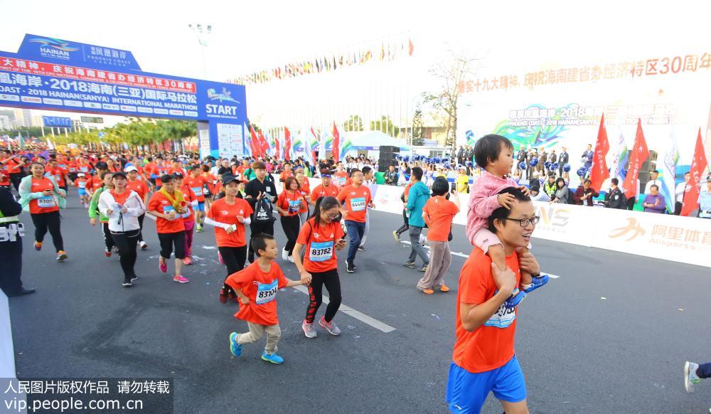 2018海南(三亚)国际马拉松鸣枪开跑
