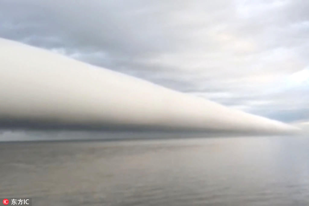 美國男子拍到罕見弧狀雲 似一個巨型卷軸懸於海上
