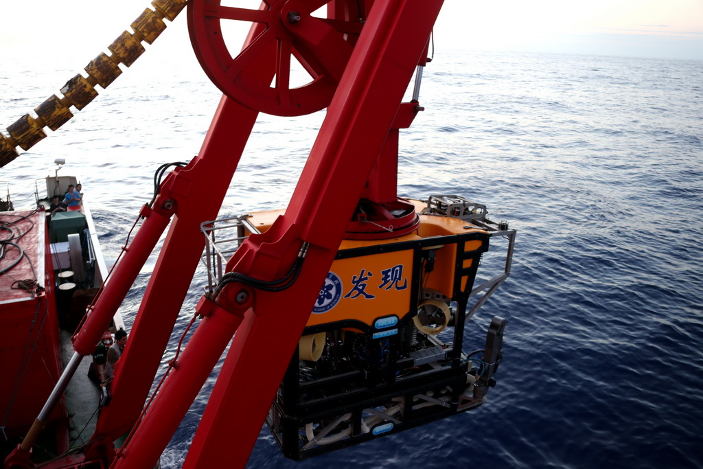 3月16日，“发现”号ROV准备进行测试。  新华社记者 张建松 摄