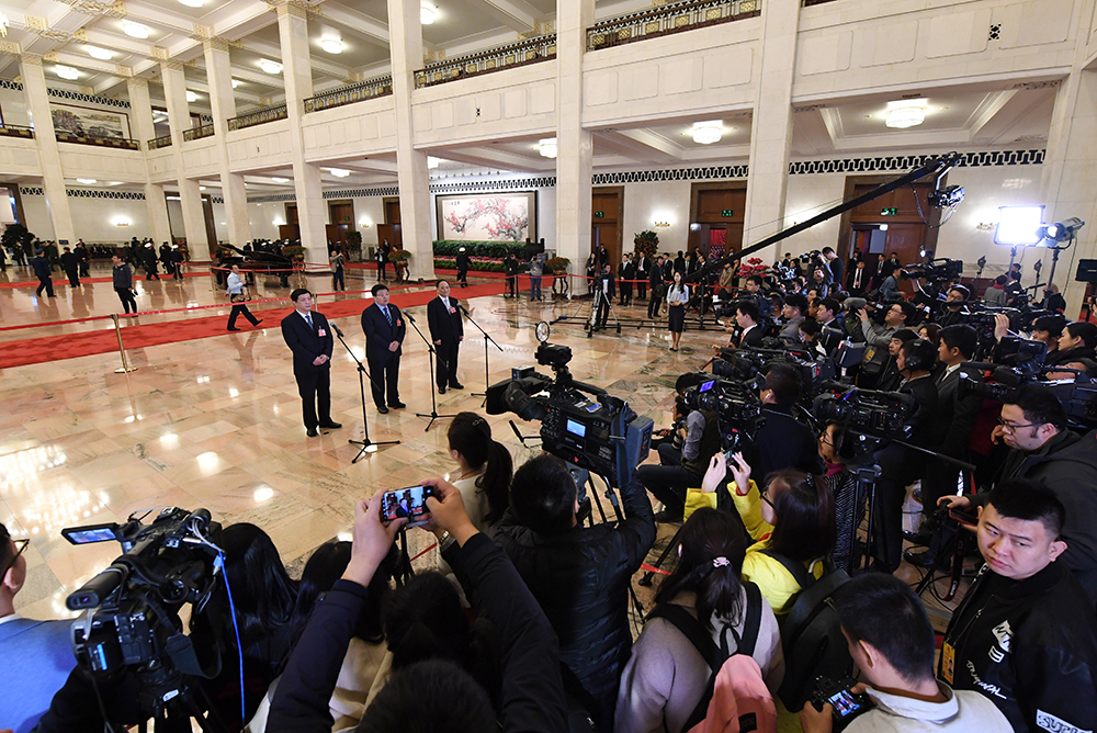 这是全国人大代表李书福、肖伟、杨伟在“代表通道”接受采访。新华社记者 杨宗友 摄
