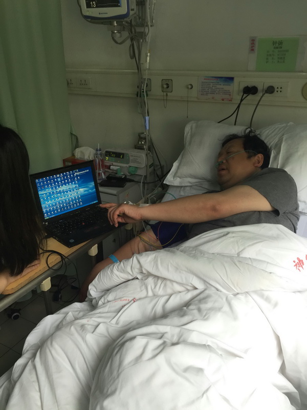 钟扬教授在病房与同事交接工作（2015年资料照片）。  新华社发（复旦大学供图）