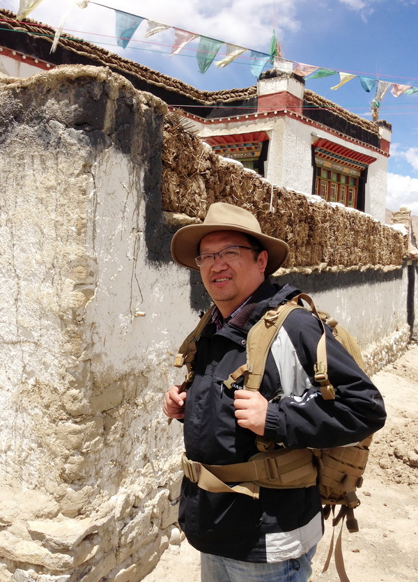 这是钟扬在西藏日喀则进行植物采样期间留影（2013年8月4日摄）。 新华社发（冯艾 摄）