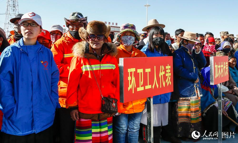 3月28日，西藏阿里地区环卫工人代表正在观看庆祝西藏百万农奴解放59周年纪念日活动文艺演出。
