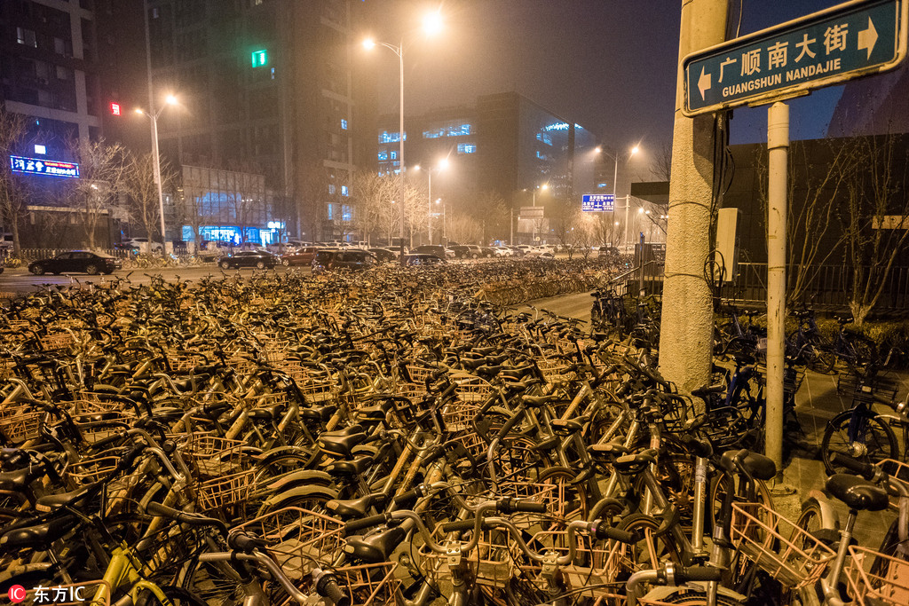 北京一地铁站外共享单车密密麻麻霸占整条街