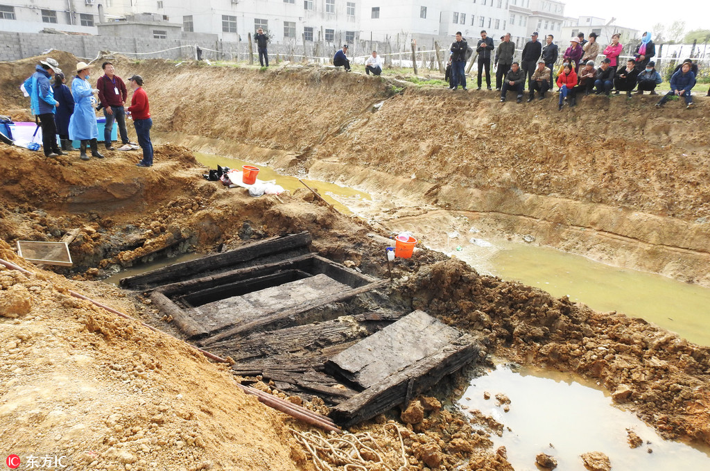 2018年3月29日，工作人员在古墓现场进行挖掘清理。