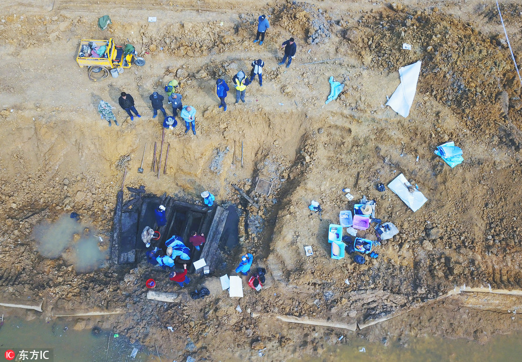 2018年3月29日，工作人员在古墓现场进行挖掘清理。