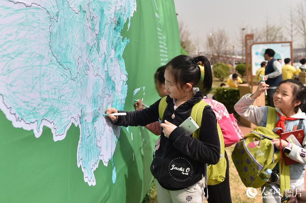 3��31�գ��ڱ���԰��԰��С�����������𻭱�Ϊ�Լ������׺��ɫ��