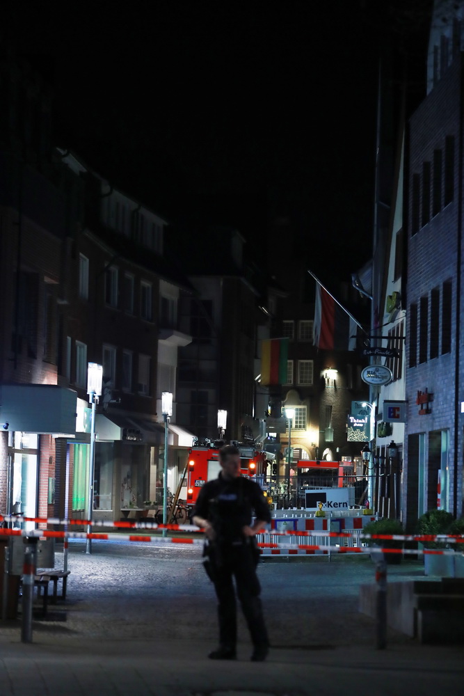 4月7日，在德國西部北萊茵－威斯特法倫州明斯特爾市，警察在貨車沖撞人群事故現場警戒。