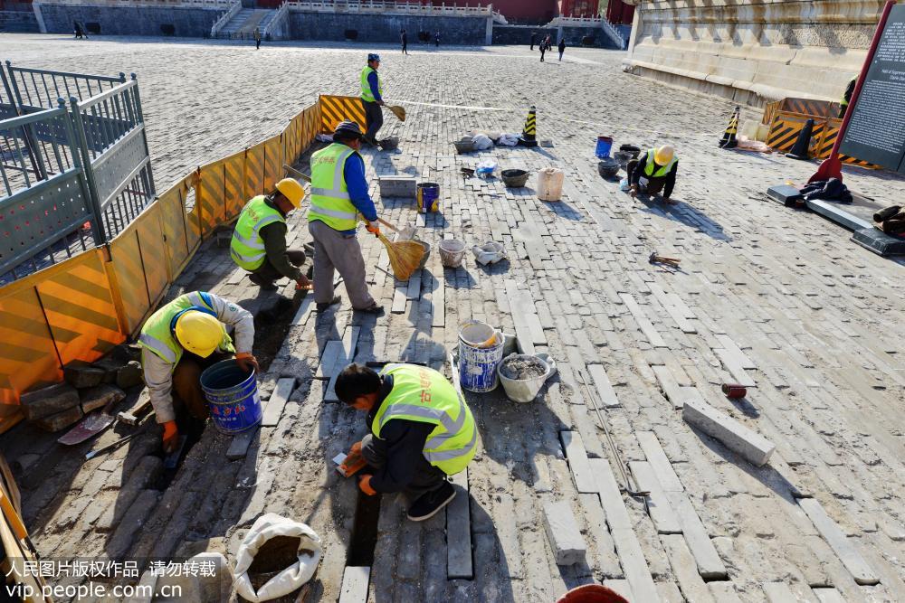 2018年4月7日，古建工人們在對地磚進行修補。