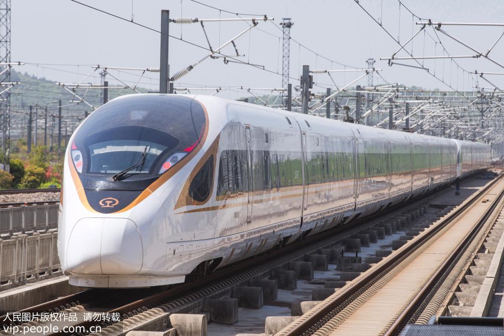 4月9日，一列“復興號”動車組駛離南京南站。