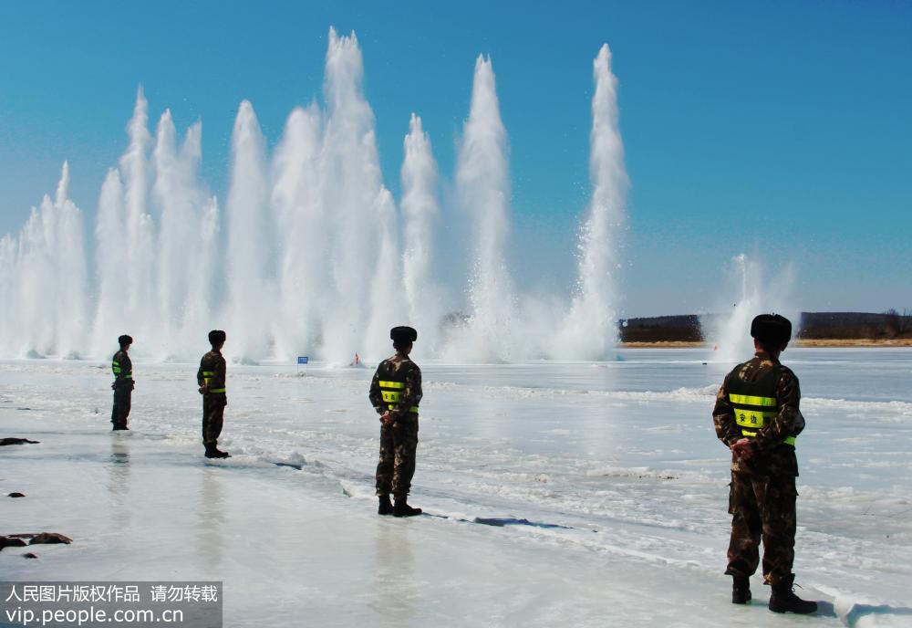 4月9日，黑龍江省邊防總隊大興安嶺邊防支隊官兵在中俄界江黑龍江破冰爆破現場警戒，防止游客及轄區群眾誤入。