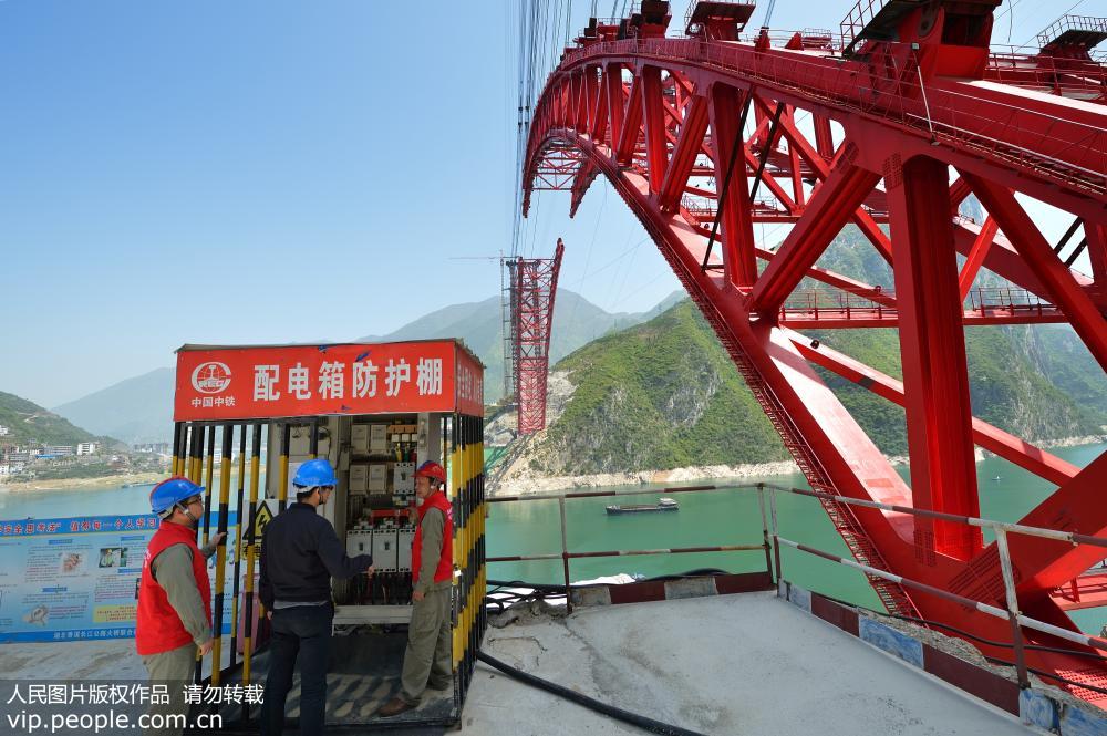 4月9日，供電公司黨員服務隊在香溪長江大橋施工現場對吊裝用電設施進行全面巡視檢查。
