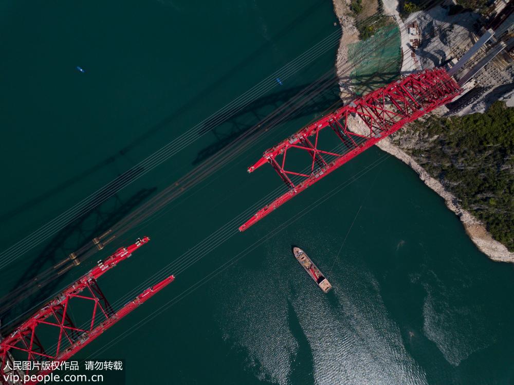 4月9日，航拍主拱即將合龍的香溪長江大橋。
