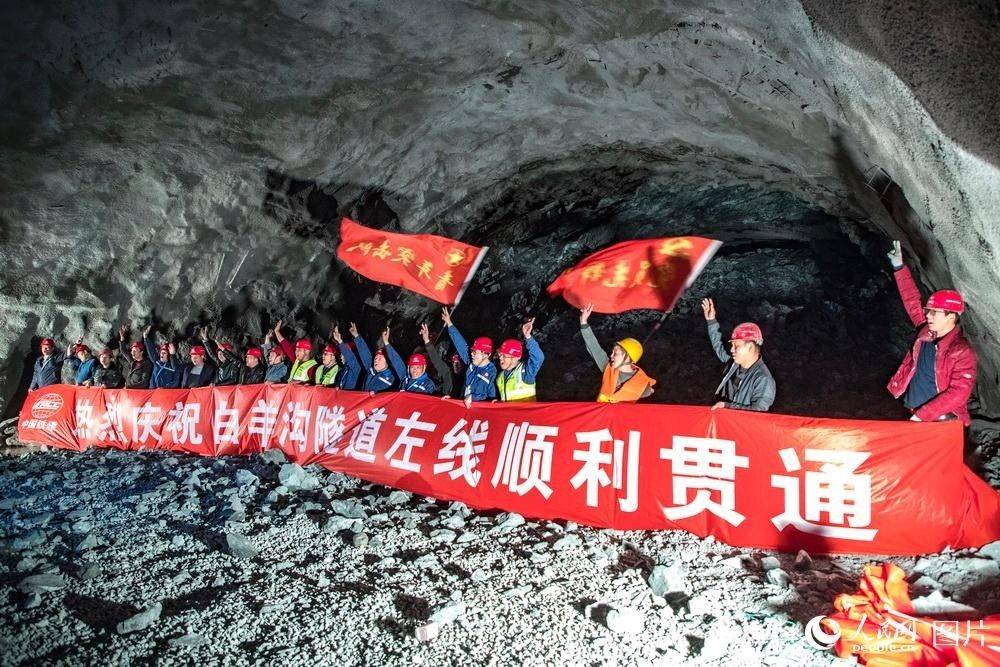 北京:兴延高速白羊沟隧道全线贯通