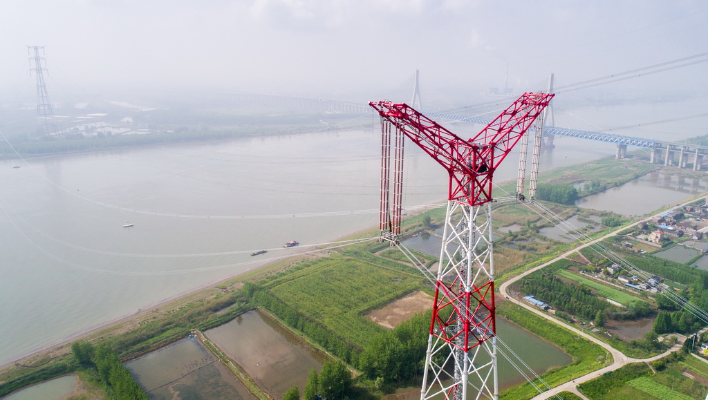 這是導線展放后的昌古特高壓長江大跨越工程北岸跨越塔（4月15日無人機拍攝）。新華社記者 郭晨 攝