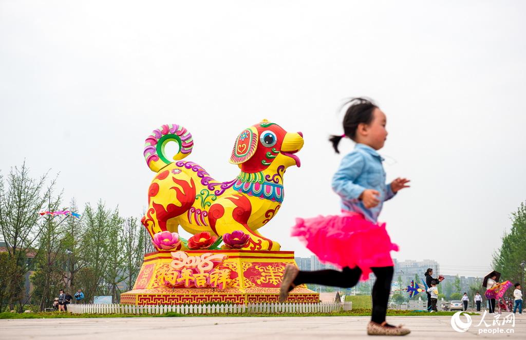 2018年4月4日  什邡市北京小學的小朋友在雍湖公園春游。李燊    /攝  