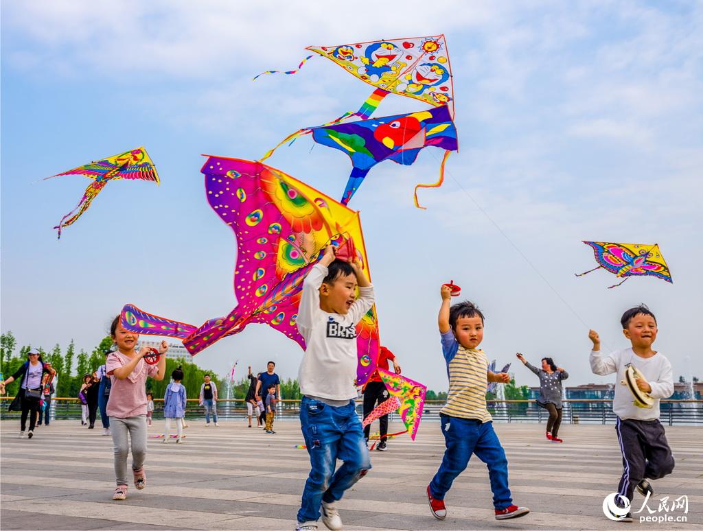 2018年4月4日 什邡市北京小學的小朋友在雍湖公園春游。賈躍紅  /攝  