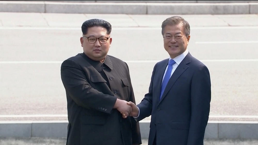這張4月27日的視頻截圖顯示，朝鮮最高領導人金正恩（左）在板門店與韓國總統文在寅握手。新華社/路透