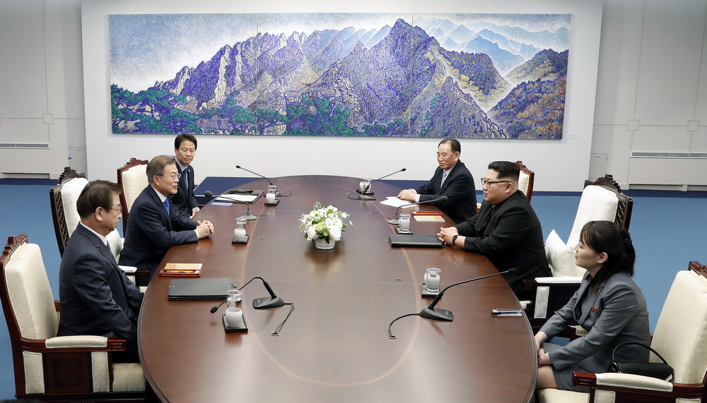 4月27日，韓國總統文在寅（左二）和朝鮮國務委員會委員長金正恩（右二）在板門店舉行會晤。新華社發（韓朝首腦會晤媒體報道團供圖）