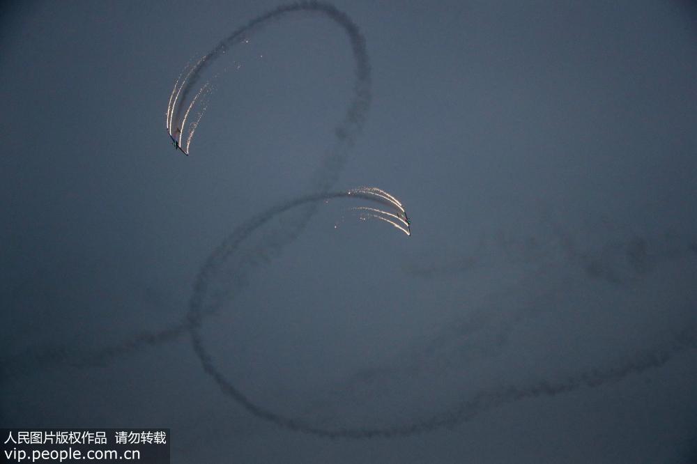 鄭州航展閉幕 “晚霞飛行秀”漫天華彩空中綻放【2】