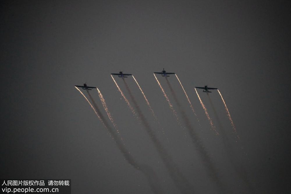 鄭州航展閉幕 “晚霞飛行秀”漫天華彩空中綻放【7】