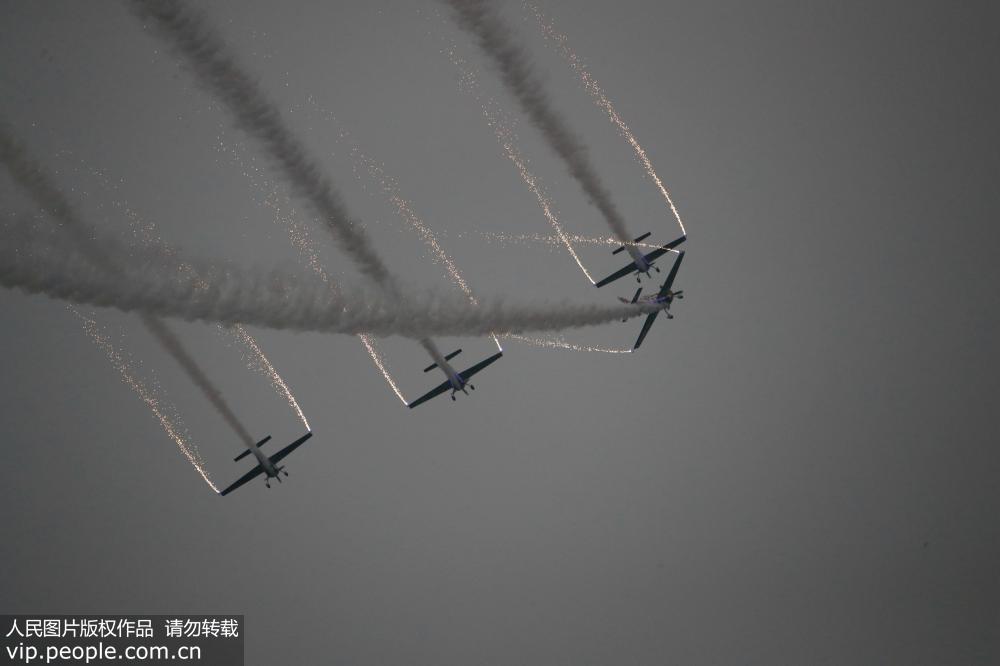 鄭州航展閉幕 “晚霞飛行秀”漫天華彩空中綻放【8】