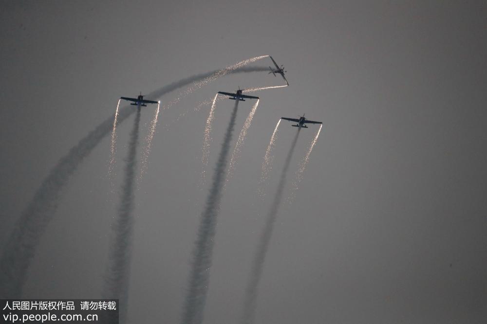 鄭州航展閉幕 “晚霞飛行秀”漫天華彩空中綻放【5】