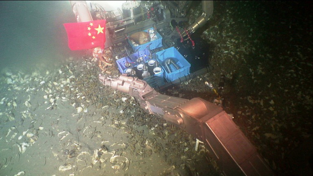 這是“海馬”號遙控潛水器拍攝的海底聯合工作過程。新華社發