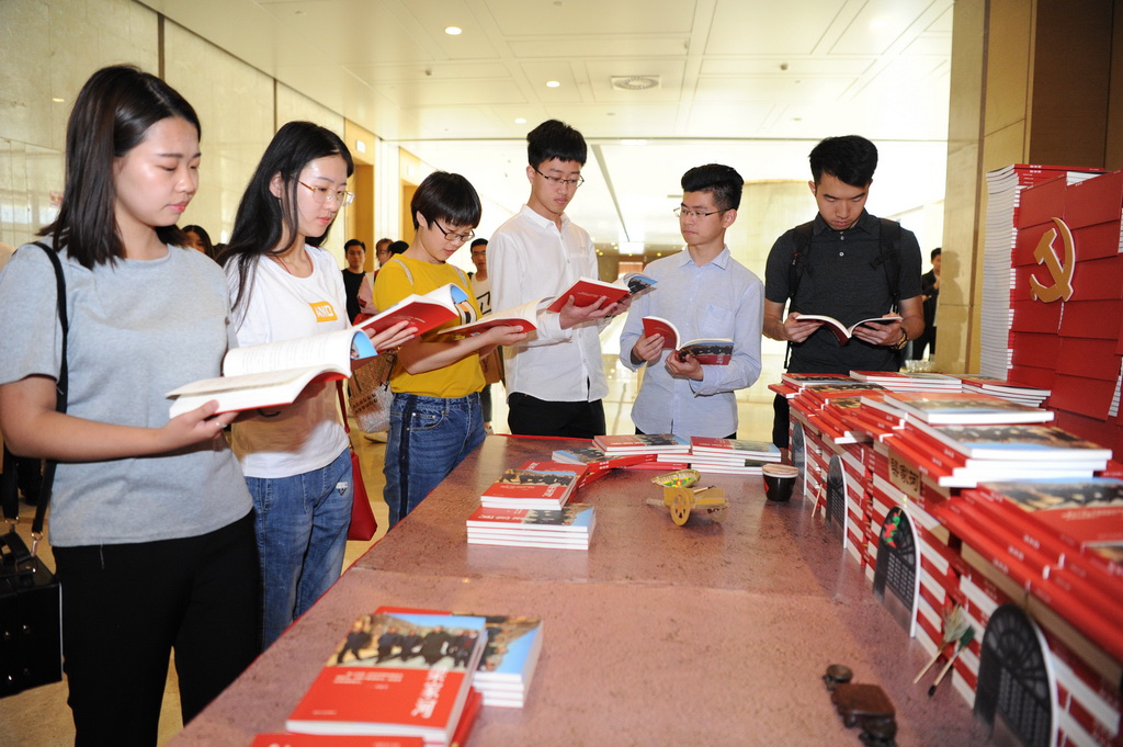  5月2日，陝西師范大學學生在首發式上翻閱紀實文學《梁家河》。 新華社發（張博文 攝）