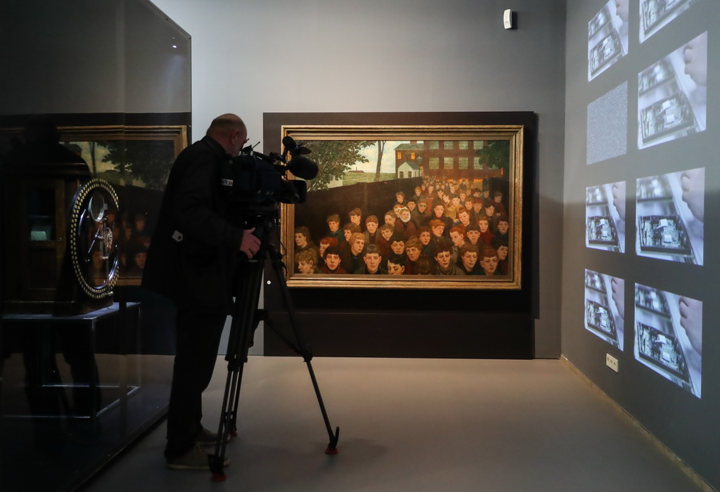 5月3日，在德國特裡爾的萊茵流域州立博物館，一名媒體記者拍攝馬克思主題展。新華社記者單宇琦攝