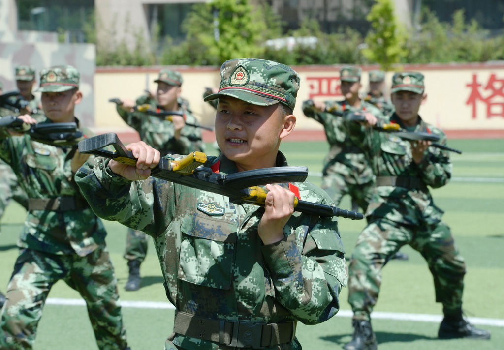 5月3日，河北省公安邊防總隊特勤隊官兵進行刺殺操比賽。 新華社記者楊世堯攝