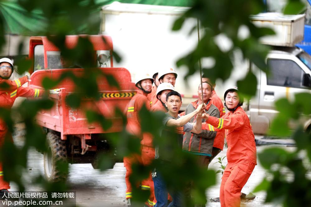5月7日，在江西省峡江县罗田镇安山村，消防官兵在展开救援。