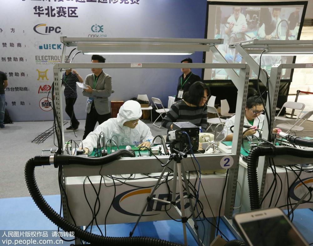 5月7日，北京第十一屆中國國際國防電子展覽會上，舉行的華北賽區手工焊接和返工返修競賽。