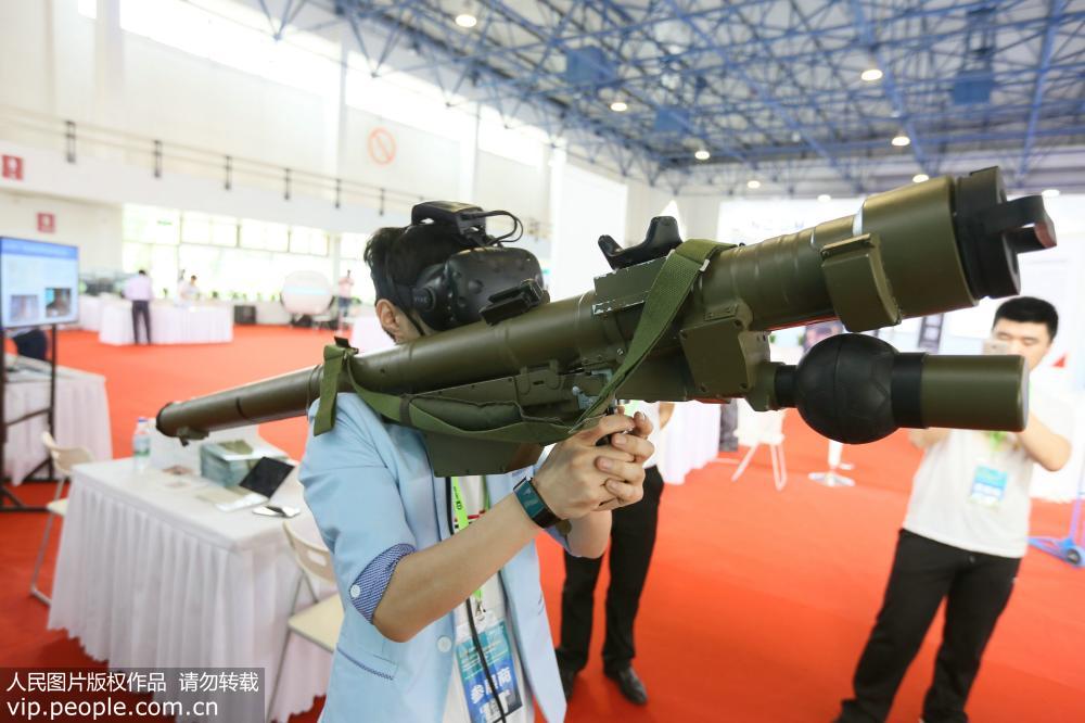 5月7日，北京第十一屆中國國際國防電子展覽會上，觀眾體驗便攜式地空導彈陳沉浸式VR模擬仿真訓練系統。