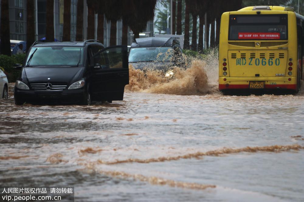 5月7日，車輛在積水嚴重的福建省廈門市思明區會展南路上行駛。