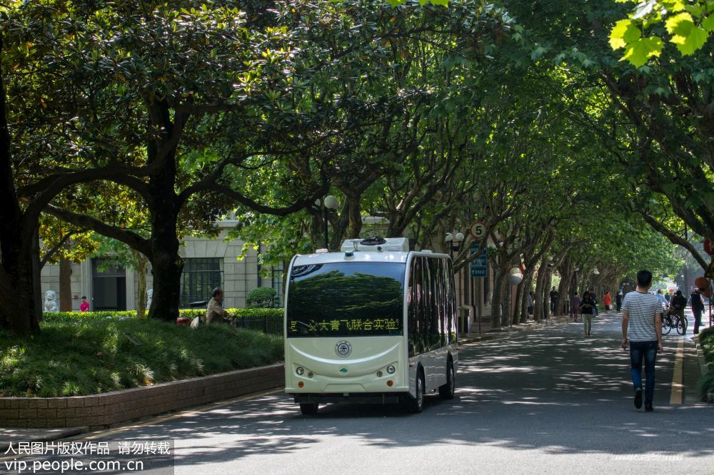 無人駕駛校園小巴在上海交大試運行