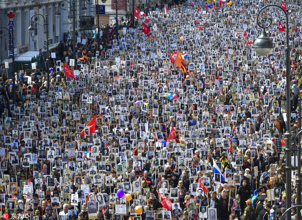 俄罗斯符拉迪沃斯托克举行大游行 纪念卫国战争胜利73周年